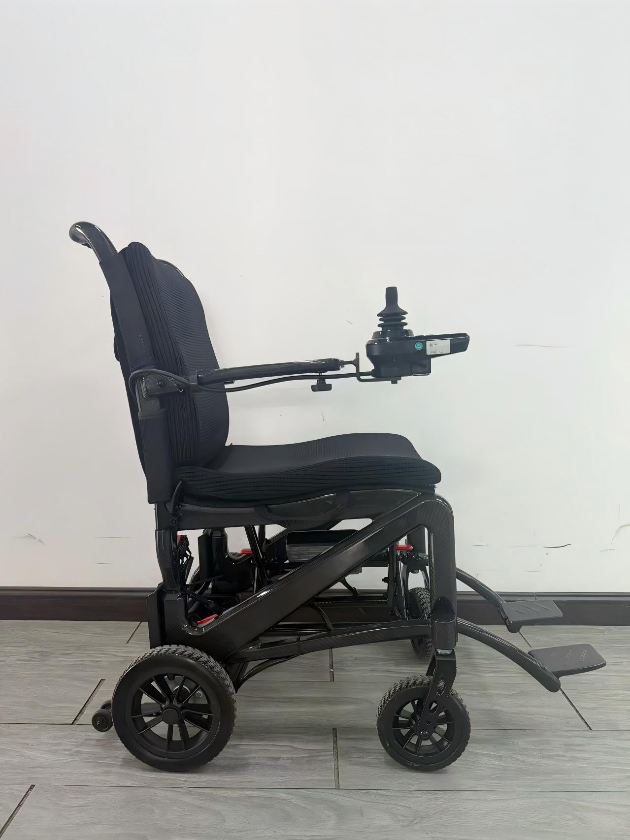 MNT8 9.8kg Ultra lightweight Carbon Fiber Electric Wheelchair
